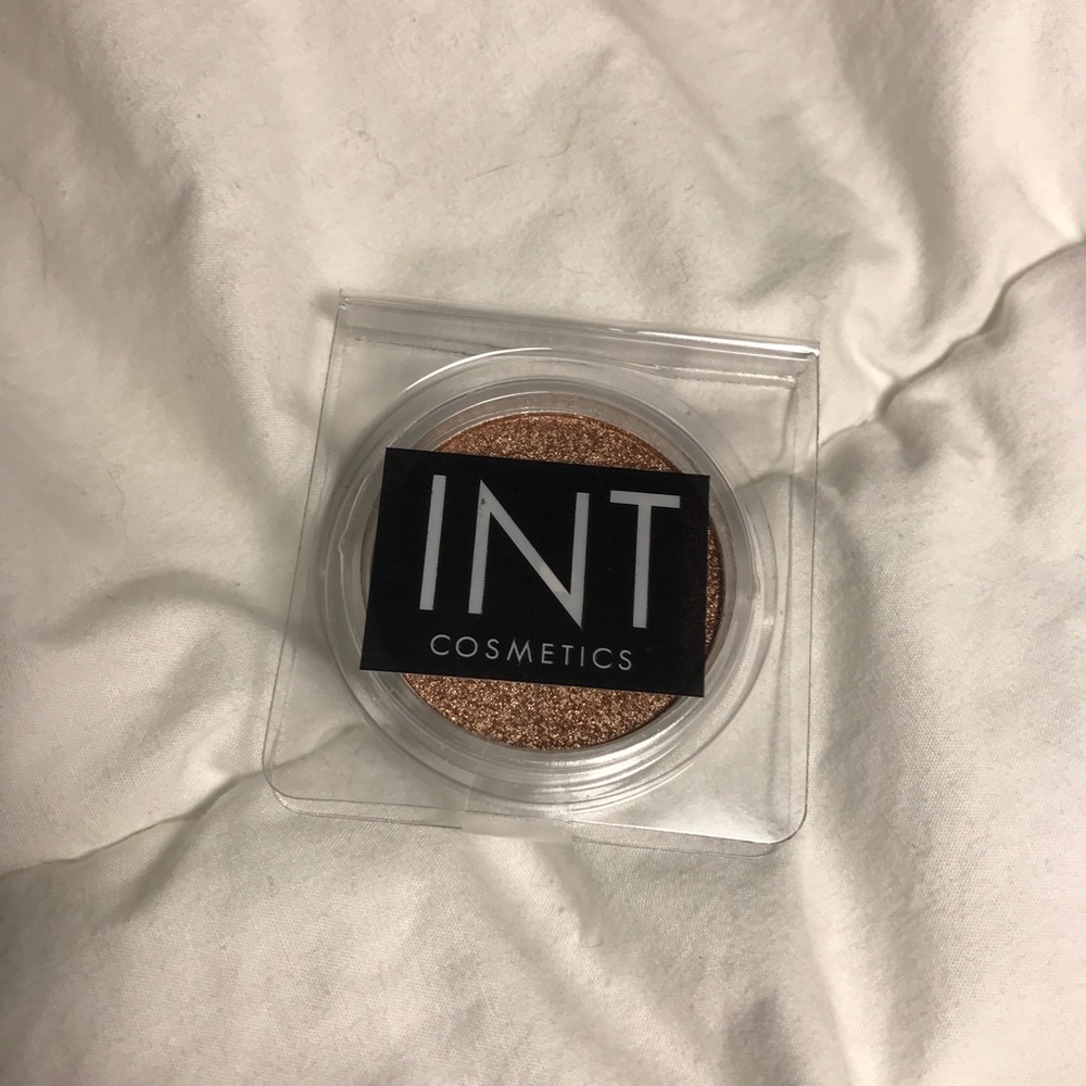 INT Goddess Gold Eyeshadow sample